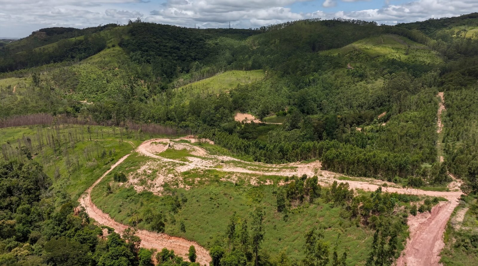 Vista panorâmica com colinas ao redor